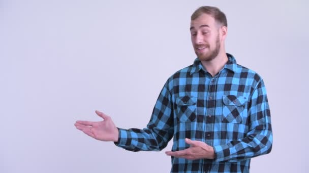 Muž šťastný vousatý bokovky něco dávat — Stock video