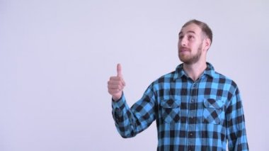 Mutlu sakallı hipster adam işaret ve şaşırmış görünümlü