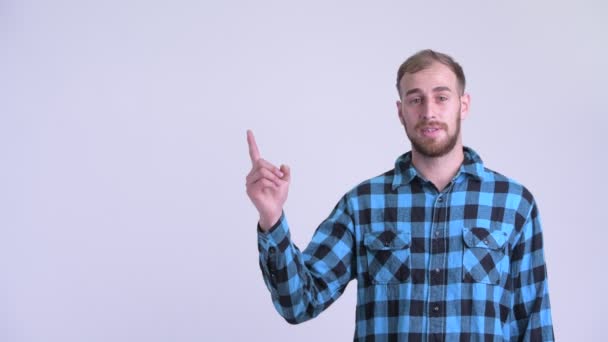 Feliz barbudo hipster hombre hablando y señalando hacia arriba — Vídeo de stock