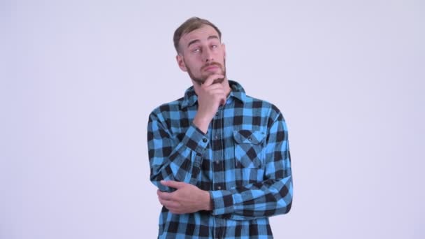 Happy bearded hipster man thinking and looking up — Stock Video