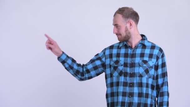Gelukkig bebaarde hipster man aanraken van iets en het kruisen van armen — Stockvideo