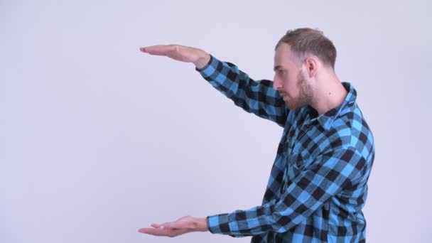 Homem hipster barbudo feliz estalando os dedos e dando polegares para cima — Vídeo de Stock