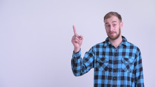 Boldog szakállas csípő ember rámutatva, és amely remek — Stock videók