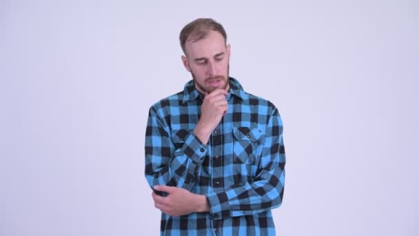 Ciddi sakallı hipster adam düşünme ve aşağı bakıyor — Stok video