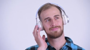 Gözleri kapalı müzik dinleyen mutlu sakallı hipster adam yüzü