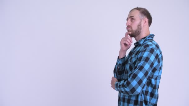 Mutlu sakallı hipster adam düşünme profil görünümü — Stok video