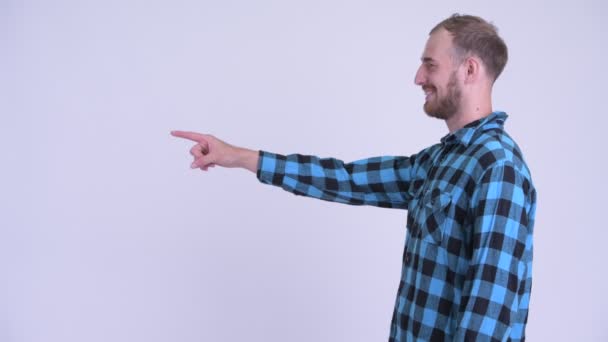 Perfil vista de feliz barbudo hipster homem apontando dedo — Vídeo de Stock