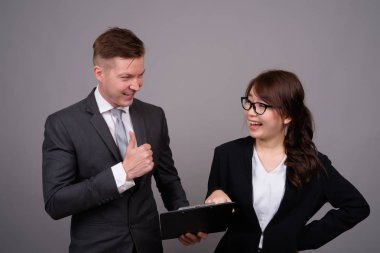 Genç işadamı ve genç Asyalı iş kadını Gri Bac 'a karşı