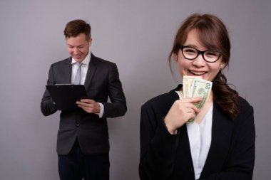 Genç işadamı ve genç Asyalı iş kadını Gri Bac 'a karşı