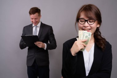 Genç işadamı ve genç Asyalı iş kadını Gri Bac 'a karşı