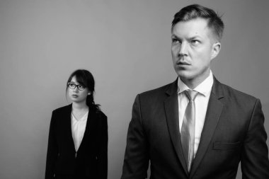 Genç işadamı ve genç Asyalı iş kadını Gri Bac 'a karşı