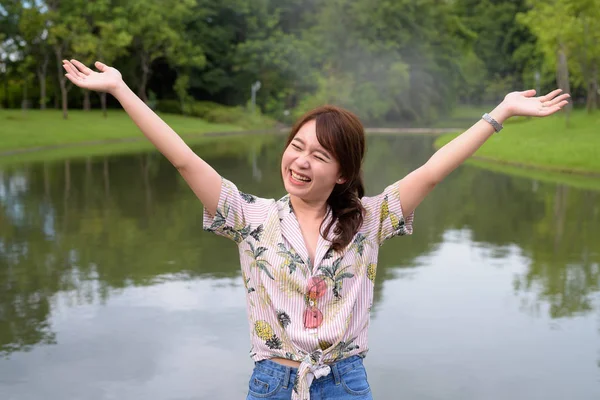 Giovane bella asiatica donna turistica rilassante al parco — Foto Stock