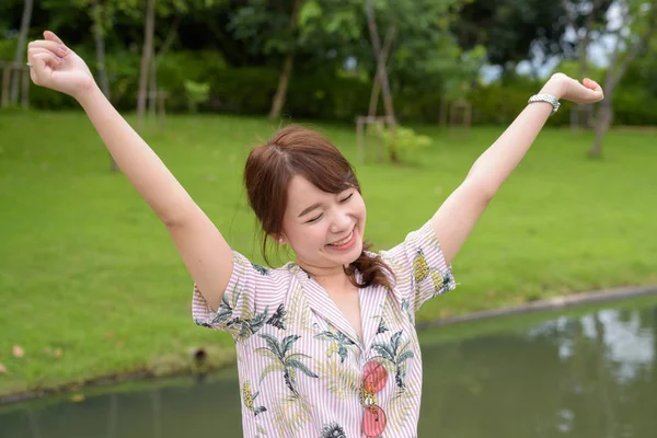 Joven hermosa turista asiática relajándose en el parque —  Fotos de Stock