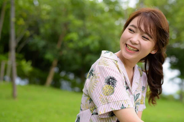 Joven hermosa turista asiática relajándose en el parque —  Fotos de Stock