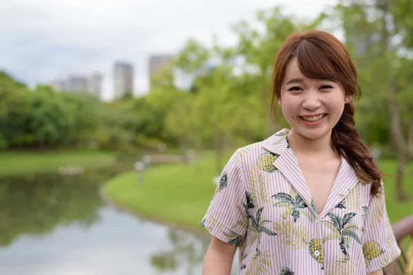 Mladý krásný asijské turista žena relaxační v the park — Stock fotografie