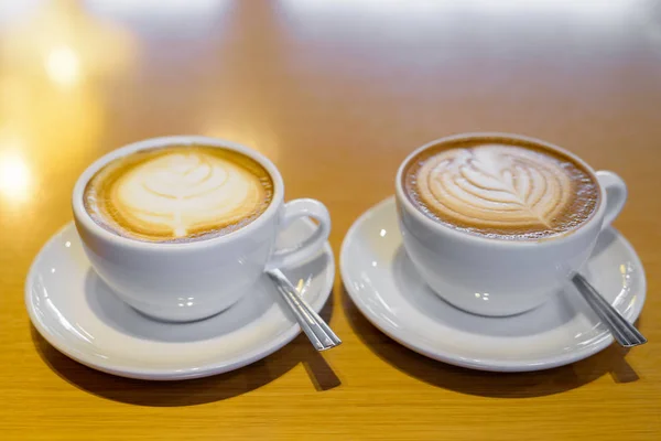 Café Latte clássico e café Mocha servido na mesa de madeira em copos brancos — Fotografia de Stock