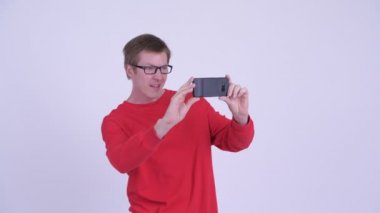 Mutlu genç yakışıklı adam alarak resmi telefon ile