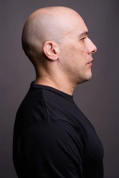 Potret pria botak tampan dengan latar belakang abu-abu — Stok Foto