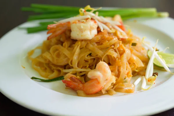 Pad Thai Nudeln Thai Essen auf weißem Teller serviert — Stockfoto