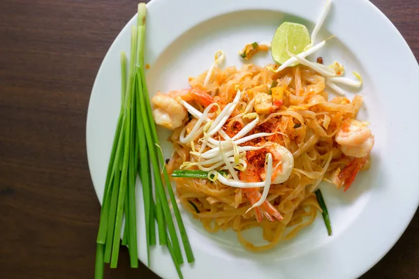 Nouilles thaïlandaises Nourriture thaïlandaise Servi sur assiette blanche — Photo