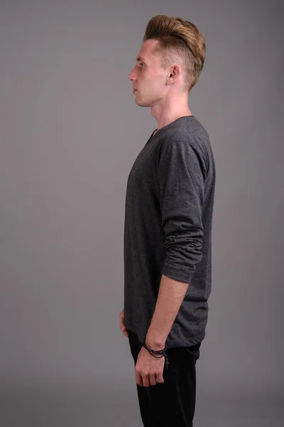 Stüdyo Fotoğrafı Sarı Saçlı Gri Arka Planda Genç Bir Adam — Stok fotoğraf