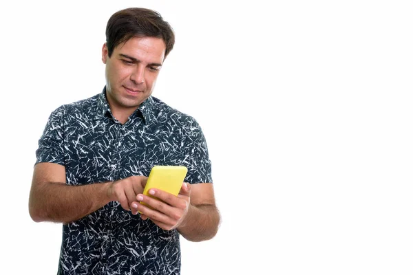 Νεαρός Πέρσης Άντρας Που Χρησιμοποιεί Κινητό Τηλέφωνο Απομονωμένο Λευκό Φόντο — Φωτογραφία Αρχείου