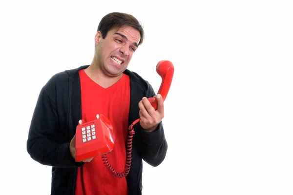 Estúdio Tiro Jovem Persa Irritado Segurando Olhando Para Telefone Antigo — Fotografia de Stock