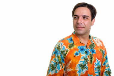 Beyaz arka planda izole edilmiş Hawaii gömleği giyerken düşünen genç İranlı turistin stüdyo fotoğrafı.
