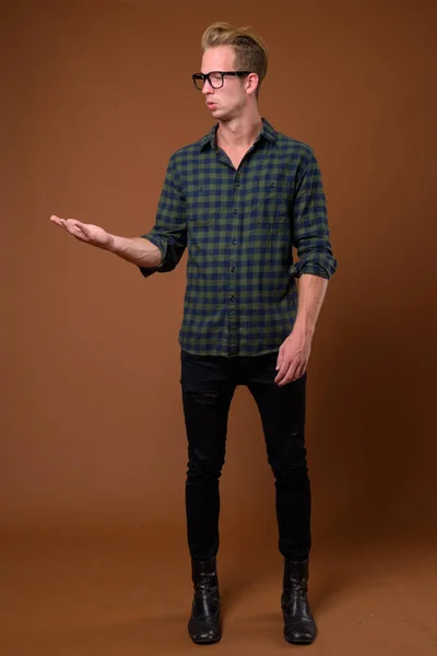 Estúdio Tiro Homem Bonito Jovem Vestindo Camisa Xadrez Verde Contra — Fotografia de Stock