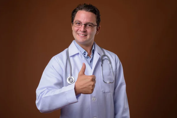 Estúdio Tiro Homem Italiano Médico Contra Fundo Marrom — Fotografia de Stock