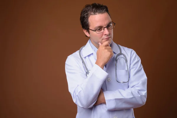 Estúdio Tiro Homem Italiano Médico Contra Fundo Marrom — Fotografia de Stock