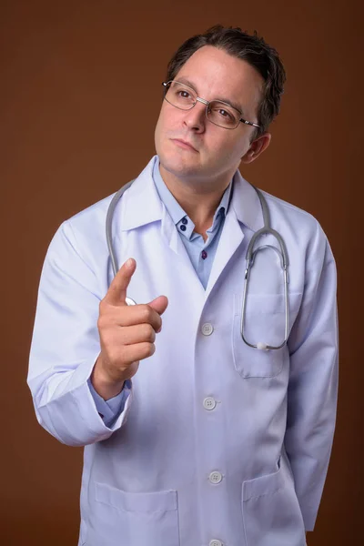 Estúdio Tiro Homem Italiano Médico Contra Fundo Marrom — Fotografia de Stock