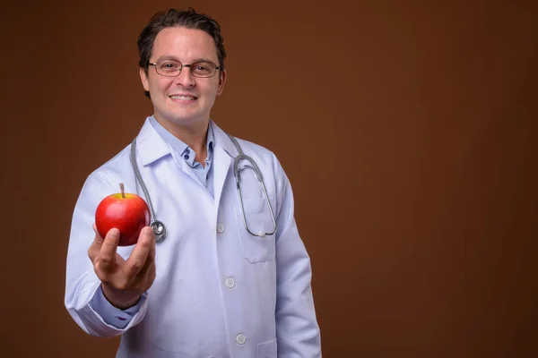 Estudio Hombre Italiano Médico Sobre Fondo Marrón —  Fotos de Stock