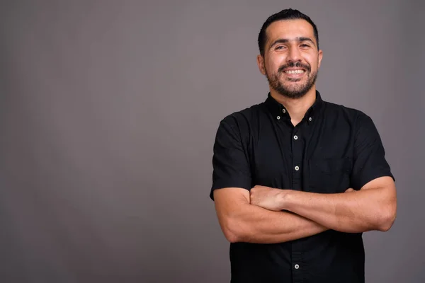 Estúdio Tiro Belo Homem Barbudo Persa Vestindo Camisa Preta Contra — Fotografia de Stock