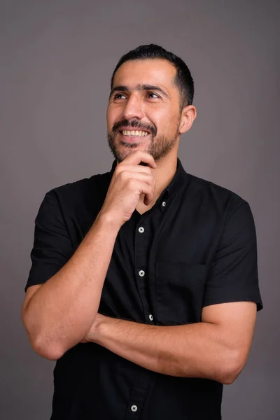 셔츠를 배경에 셔츠를 잘생긴 수염의 페르시아 남자의 스튜디오 — 스톡 사진