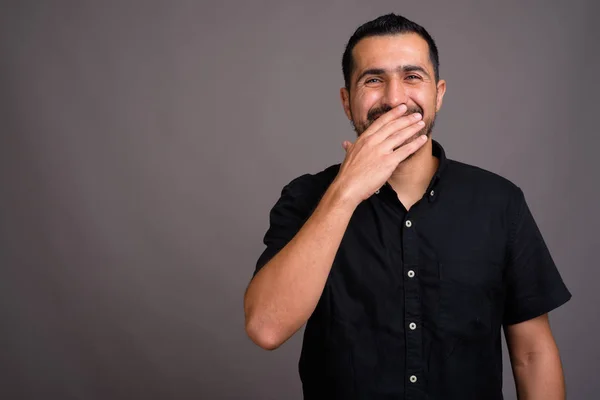 셔츠를 배경에 셔츠를 잘생긴 수염의 페르시아 남자의 스튜디오 — 스톡 사진