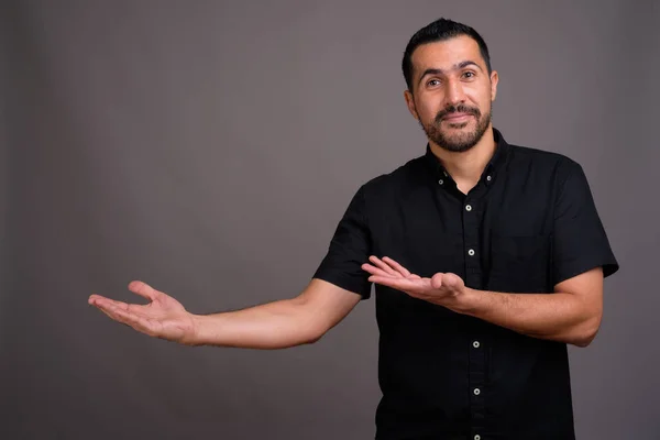Studio Shot Van Knappe Bebaarde Perzische Man Met Zwart Shirt — Stockfoto