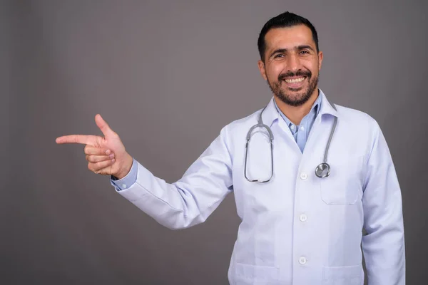 Estúdio Tiro Belo Barbudo Persa Homem Médico Contra Fundo Cinza — Fotografia de Stock