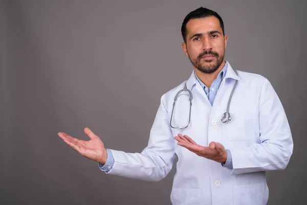 Estúdio Tiro Belo Barbudo Persa Homem Médico Contra Fundo Cinza — Fotografia de Stock