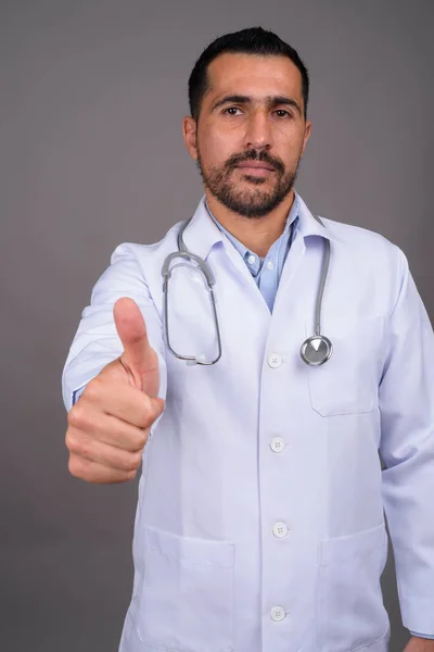 Estudio Disparo Guapo Barbudo Médico Hombre Persa Contra Fondo Gris — Foto de Stock