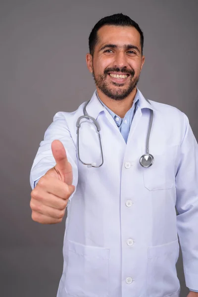 Estudio Disparo Guapo Barbudo Médico Hombre Persa Contra Fondo Gris — Foto de Stock