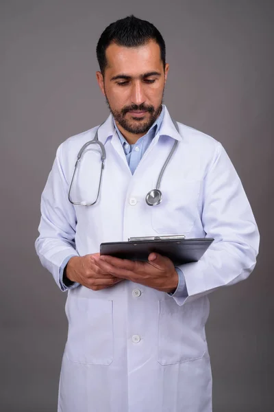 Estúdio Tiro Belo Barbudo Persa Homem Médico Contra Fundo Cinza — Fotografia de Stock