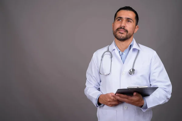 Studioaufnahme Eines Gutaussehenden Bärtigen Persischen Arztes Vor Grauem Hintergrund — Stockfoto