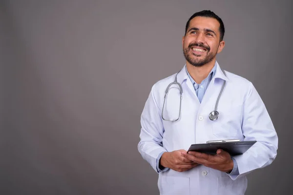 Estúdio Tiro Belo Barbudo Persa Homem Médico Contra Fundo Cinza — Fotografia de Stock