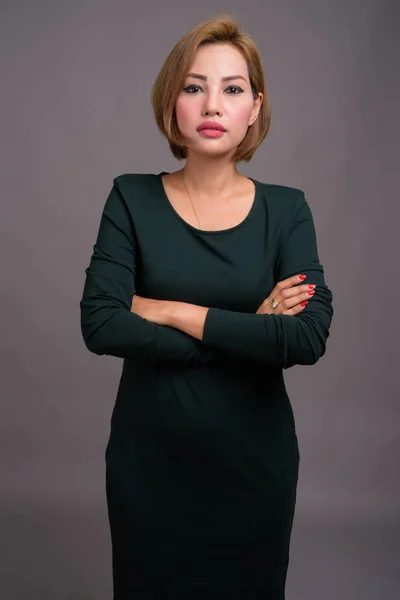 Asyalı Güzel Kadınının Gri Arka Plandaki Stüdyo Görüntüsü — Stok fotoğraf