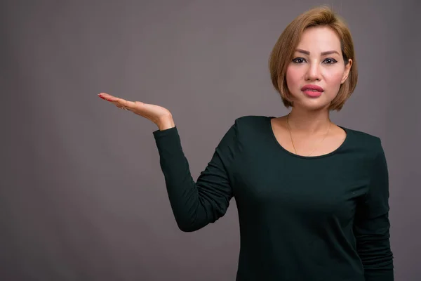 Estudio Disparo Hermosa Mujer Negocios Asiática Contra Fondo Gris — Foto de Stock