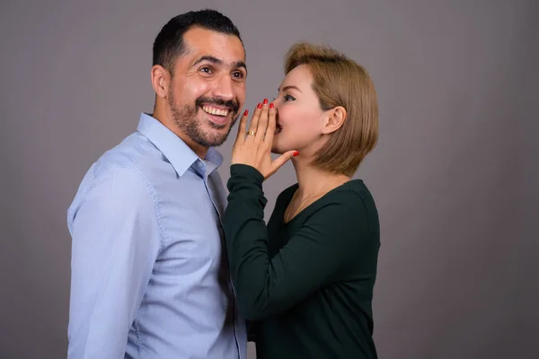 Estudio Disparo Pareja Multiétnica Amor Contra Fondo Gris — Foto de Stock