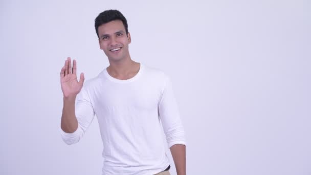 Lykkelig ung smuk indisk mand vinker hånd – Stock-video