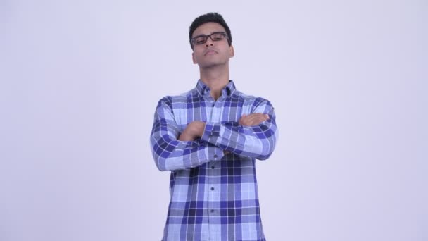 Ευτυχισμένος νεαρός Ινδός χίπστερ, χαμογελαστός με σταυρωμένα χέρια — Αρχείο Βίντεο
