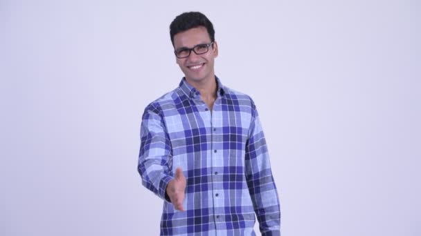 Šťastný mladý indický hipster muž dává handshake — Stock video